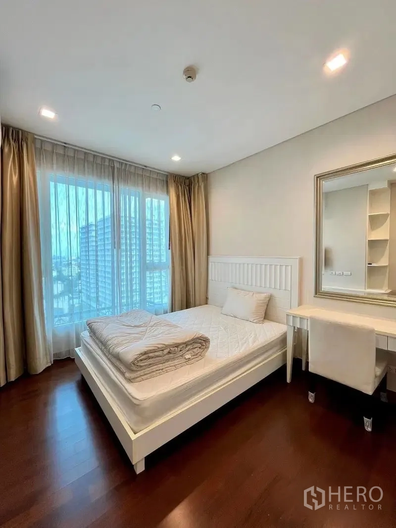 คอนโด ให้เช่าในWatthana, Bangkok - ห้องนอนที่สองสว่าง หน้าต่างมุม วิวสกายไลน์ พร้อมผ้าม่านสีอบอุ่น.
