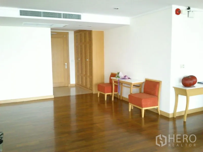 Condominium for rent in Khlong Toei, Bangkok - Entry hall with built-in closet, small tables and a pair of accent chairs.