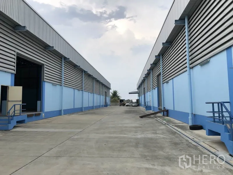货栈 出租在Samut Prakan - 邦博区两排蓝色仓库之间的12.5米宽内部车道。