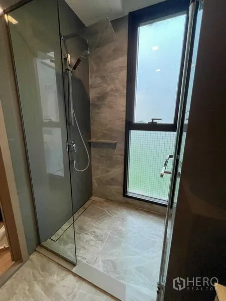 公寓 出售在Watthana, Bangkok - 现代浴室，玻璃淋浴间与手持花洒。