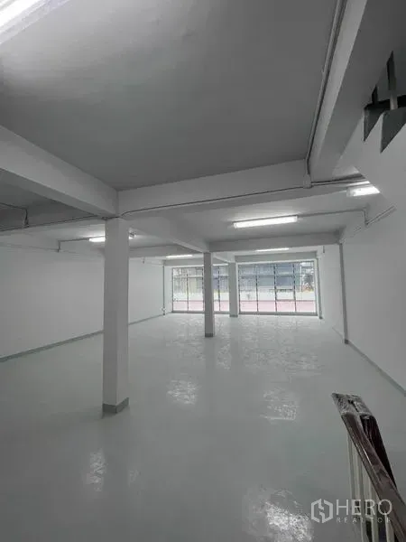 店屋 出租在Khlong Toei, Bangkok - 宽敞的上层空间，前部大窗引入充足自然采光。