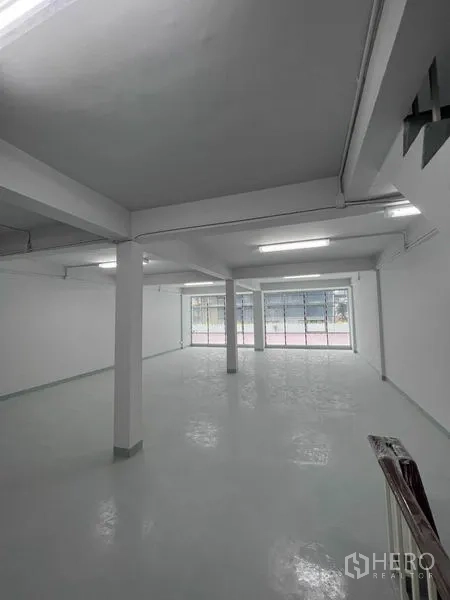 店屋 出租在Khlong Toei, Bangkok - 宽敞的上层空间，前部大窗引入充足自然采光。