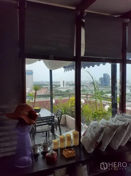 คอนโด ให้เช่าในBang Na, Bangkok - ระเบียงพร้อมวิวเมือง มองจากมุมนั่งเล่นในบ้านและของตกแต่ง
