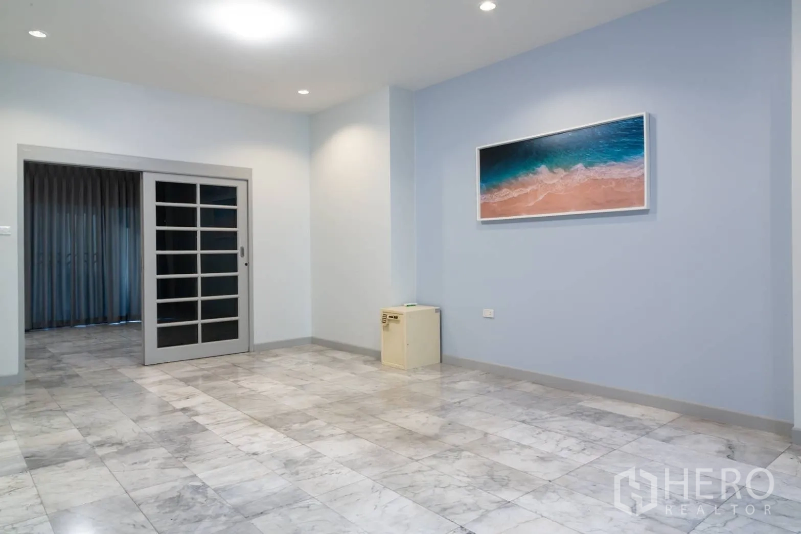 Home Office for rent in Bang Rak, Bangkok - Open multi-purpose room with marble flooring and frosted glass sliding door.