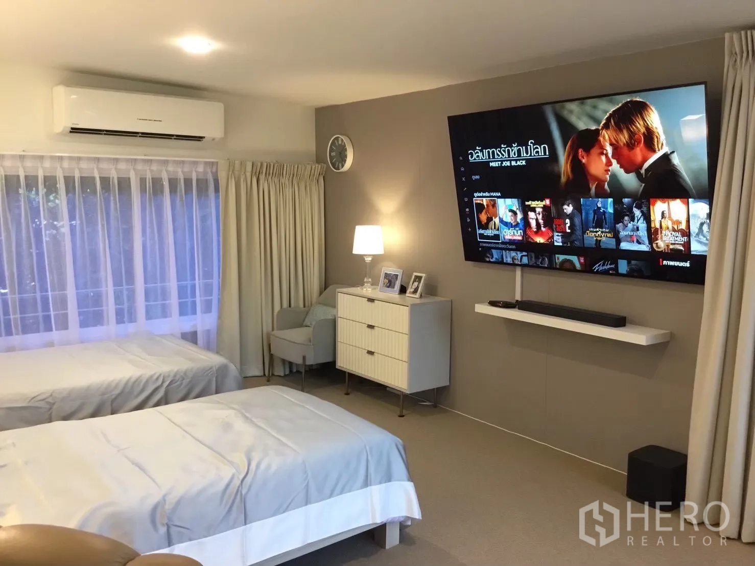 独栋房屋 for sale in Suan Luang, Bangkok - 双床卧室，墙挂大屏电视与柔和灯光。