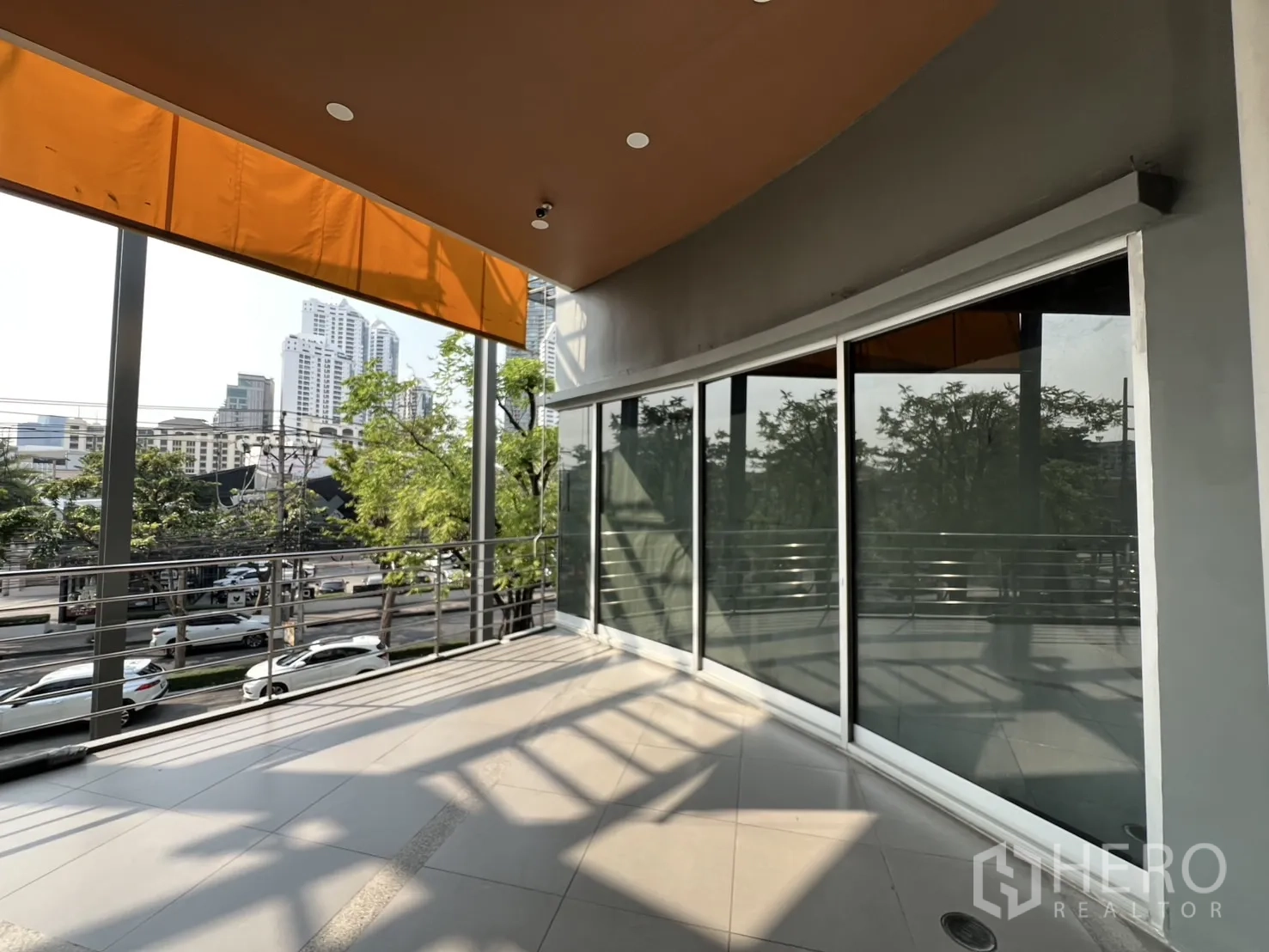 零售空间 出租在Khlong Toei, Bangkok - 带顶露台与推拉玻璃门，眺望城市与素坤逸路的零售外廊