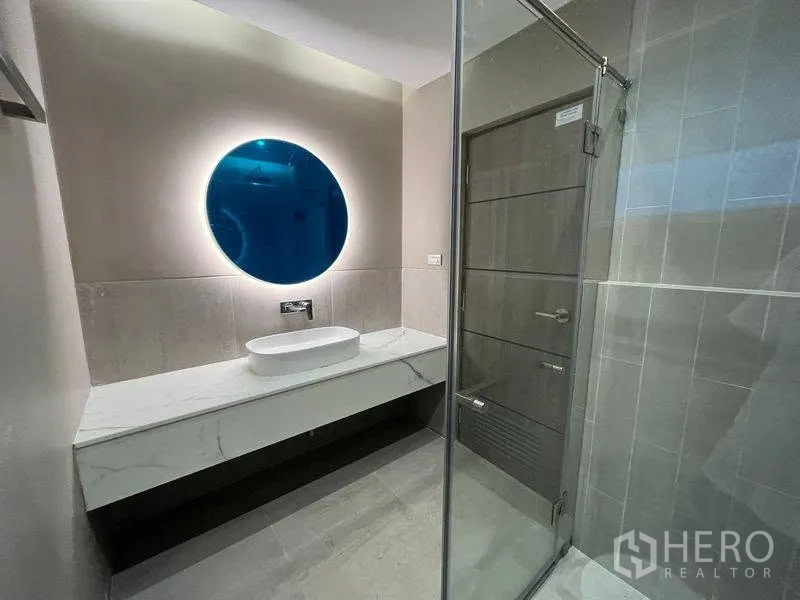 ทาวน์เฮาส์ for rent in Phra Khanong, Bangkok - ห้องน้ำทันสมัย กระจกกลมมีไฟ เคาน์เตอร์อ่างล้างหน้าและตู้อาบน้ำกระจก.