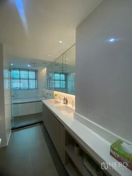 公寓 出租在Watthana, Bangkok - 现代浴室，长台面与发光镜柜，玻璃淋浴间和窗户。