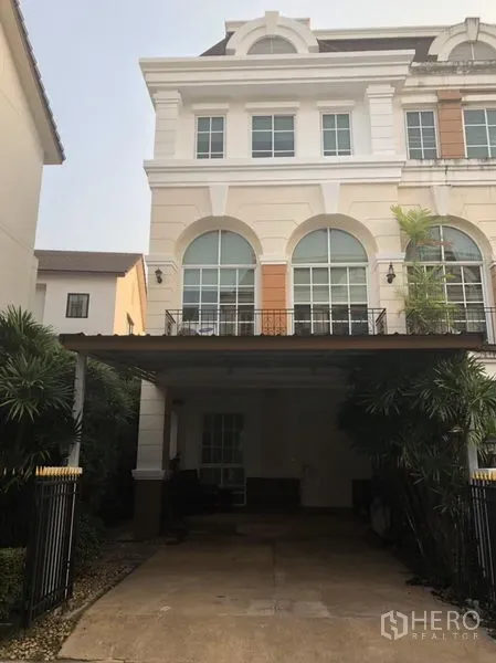 Townhouse for rent in Bang Kapi, Bangkok - Bang Kapi townhouse exterior with arched windows and a covered carport in Bangkok.