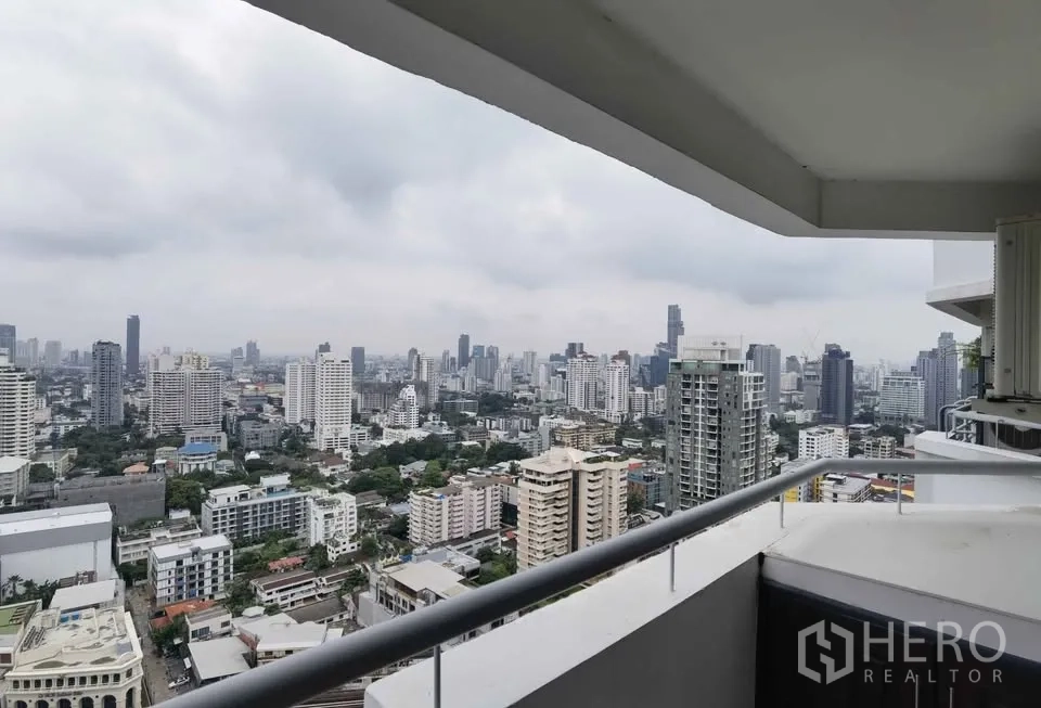 คอนโด for rent in Khlong Toei, Bangkok - ระเบียงชั้นสูงมองเห็นวิวเมืองกรุงเทพฯ กว้างไกล.