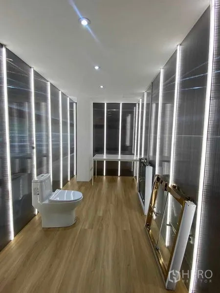 带办公室的家 出租在Wang Thonglang, Bangkok - LED灯带展示间，设马桶与木地板