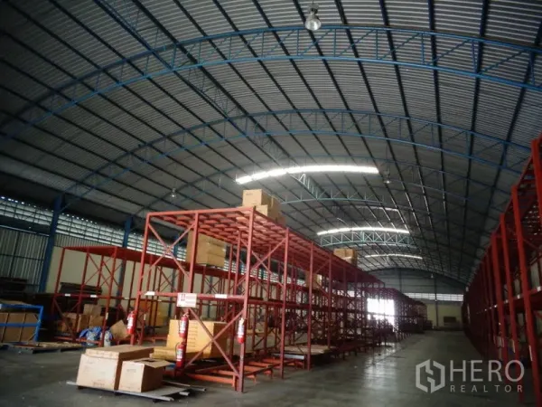 货栈 出租或出售在Lat Lum Kaeo, Pathum Thani - 货架与堆放的纸箱及灭火器，抛光混凝土地面。