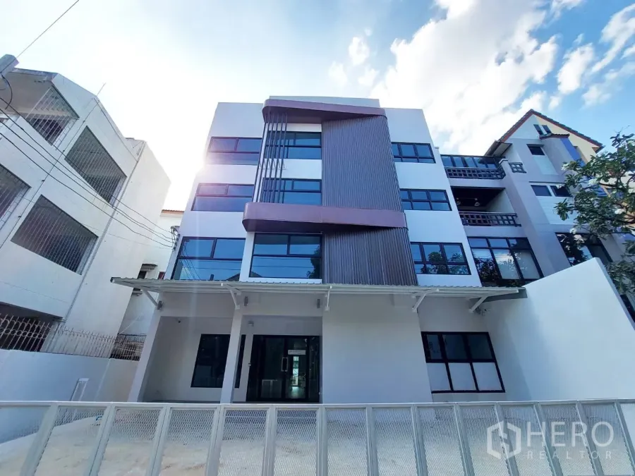 Home Office for rent in Chatuchak, Bangkok - Front elevation of the property with modern cladding and a gated forecourt.