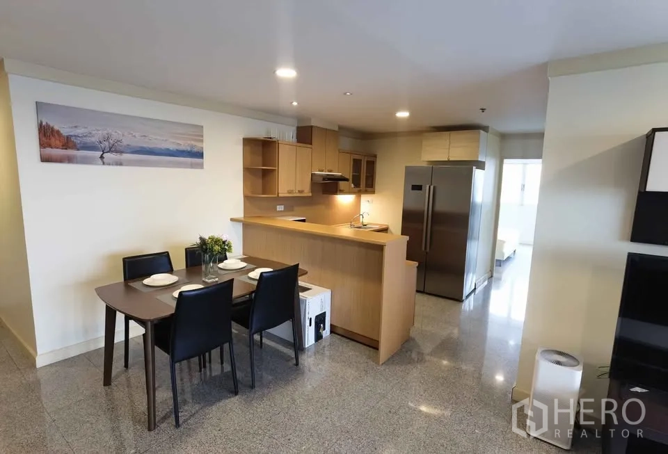 คอนโด for rent in Khlong Toei, Bangkok - โต๊ะทานอาหารข้างครัวบิวท์อินตู้ไม้และตู้เย็นบานคู่.