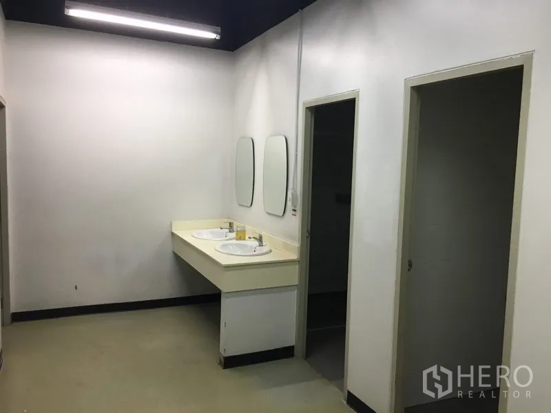 สำนักงาน ให้เช่าในHuai Khwang, Bangkok - โซนห้องน้ำมีอ่างล้างหน้า 2 อ่าง กระจก และห้องส้วมแยก