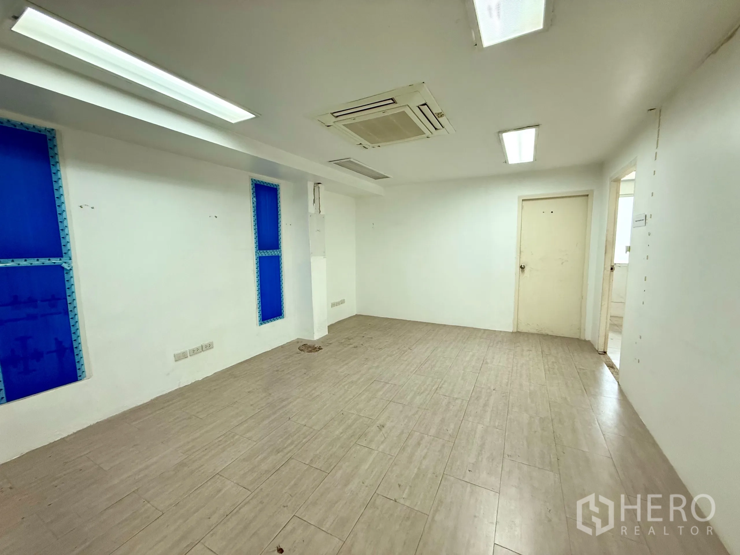 办公空间 出租在Bueng Kum, Bangkok - 办公室木纹地面，外露管线