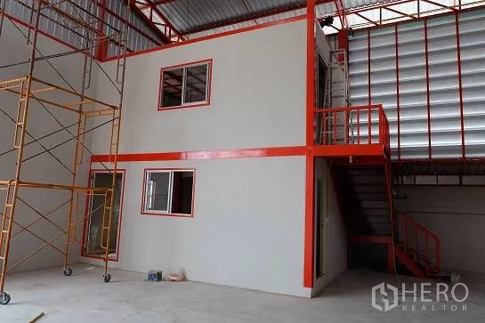 仓库 for rent in Bang Phli, Samut Prakan - 室内办公室单元，带窗与侧边平台及楼梯。