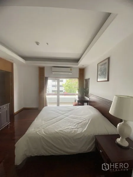 公寓 出租 - 主卧铺木地板，床旁边柜，推拉门连接阳台，采光充足。