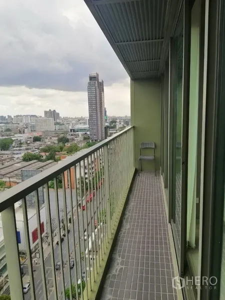 คอนโด ให้เช่าในWatthana, Bangkok - ระเบียงยาวชั้นสูงพร้อมราวกันตกโลหะ มองเห็นวิวเมือง.