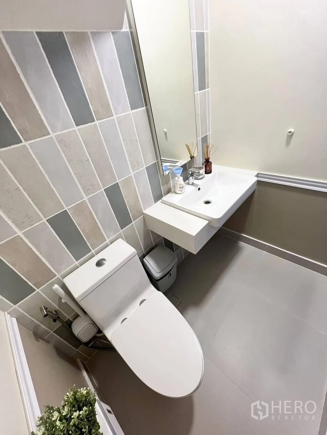 ทาวน์เฮาส์ for rent in Bang Phli, Samut Prakan - ห้องน้ำแขกพร้อมโถสุขภัณฑ์ กระเบื้องลายแนว ตั้งอ่างลอยตัว