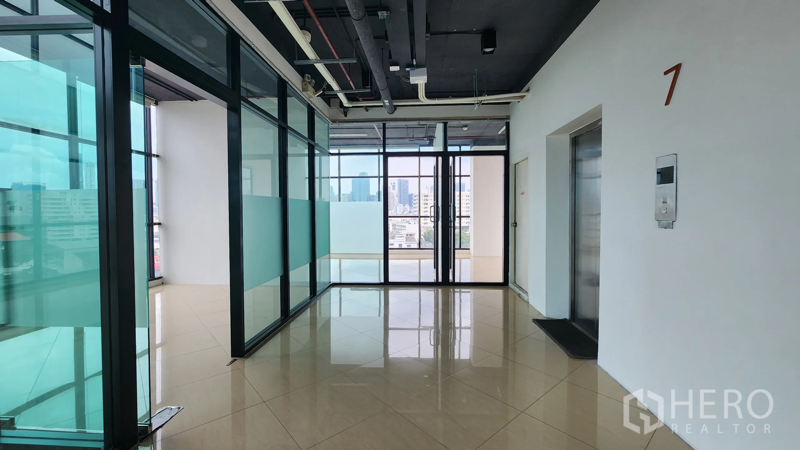 办公空间 出租在Yan Nawa, Bangkok - 电梯前厅通向玻璃办公室与临窗景观。