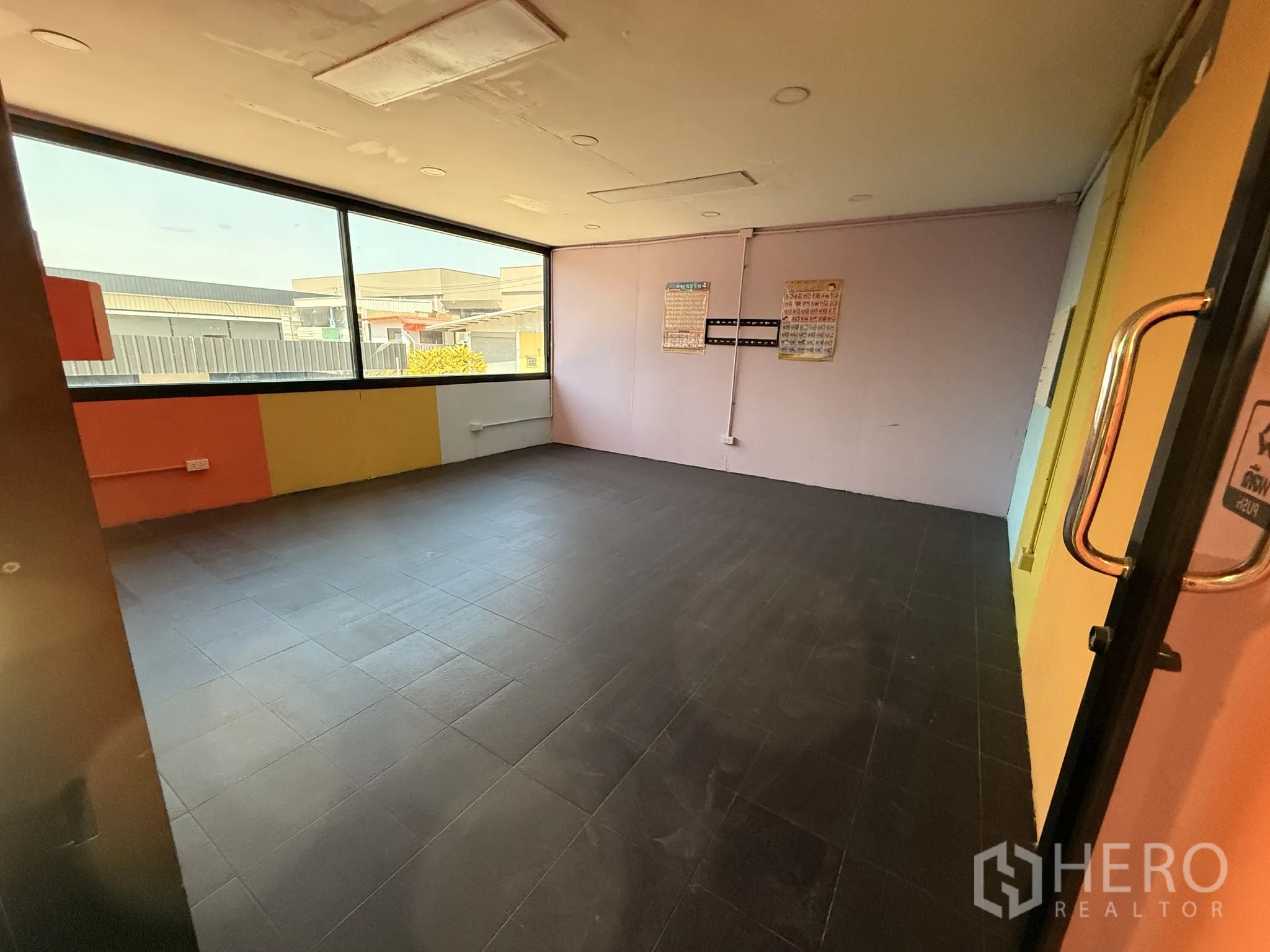 货栈 for rent in Lat Krabang, Bangkok - 二层多功能房，深色地砖、淡色墙面与宽窗。
