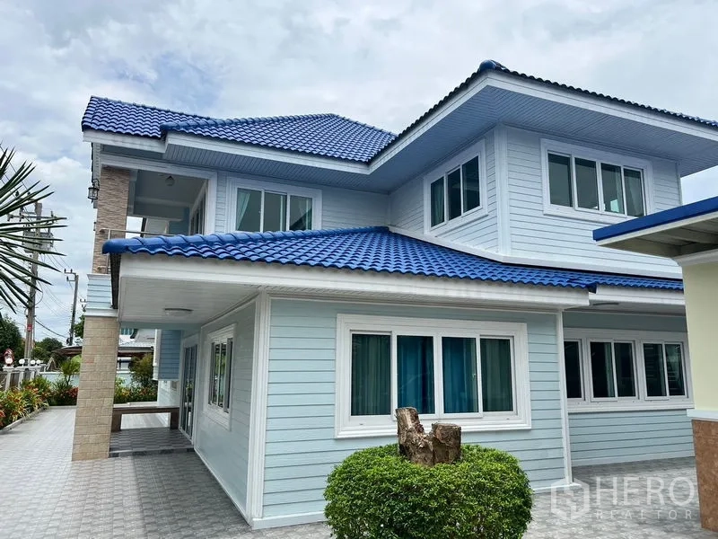 บ้าน ขายในMin Buri, Bangkok - มุมด้านข้างของบ้าน หลังคาสีน้ำเงิน ทางเดินปูพื้น