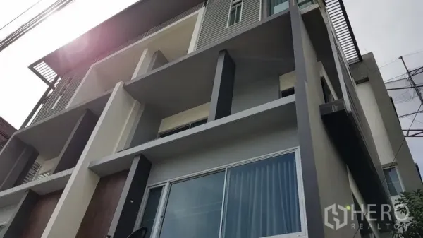带办公室的家 出售在Wang Thonglang, Bangkok - 多层现代居家办公楼外立面，设阳台与大窗
