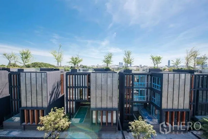 บ้าน ขายในPrawet, Bangkok - อาคารที่อยู่อาศัยสไตล์โมเดิร์น หลายชั้น หลังคามีต้นไม้ ภายใต้ท้องฟ้าสดใส