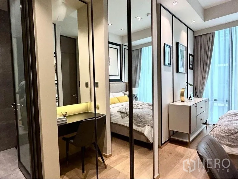 公寓 出租在Pathum Wan, Bangkok - 步入式更衣区，镜面衣柜与紧凑工作台