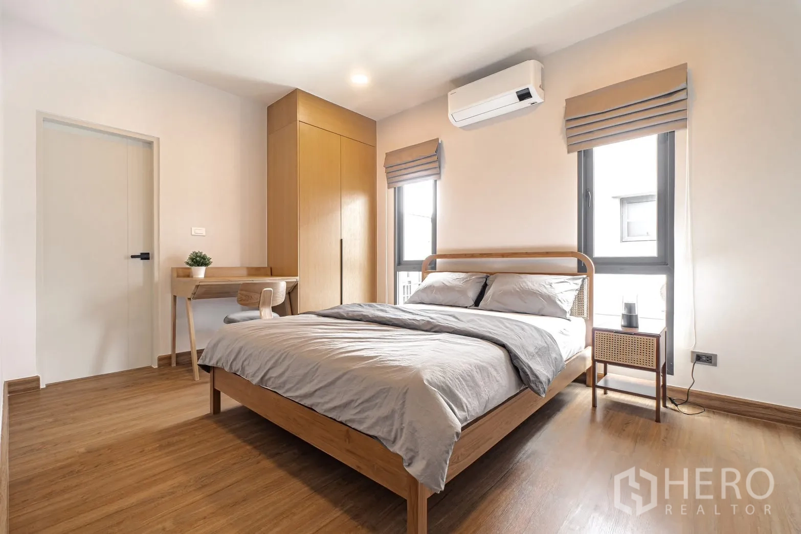 独栋房屋 for rent in Bang Phli, Samut Prakan - 客卧设双人床、内置衣柜、书桌与空调。