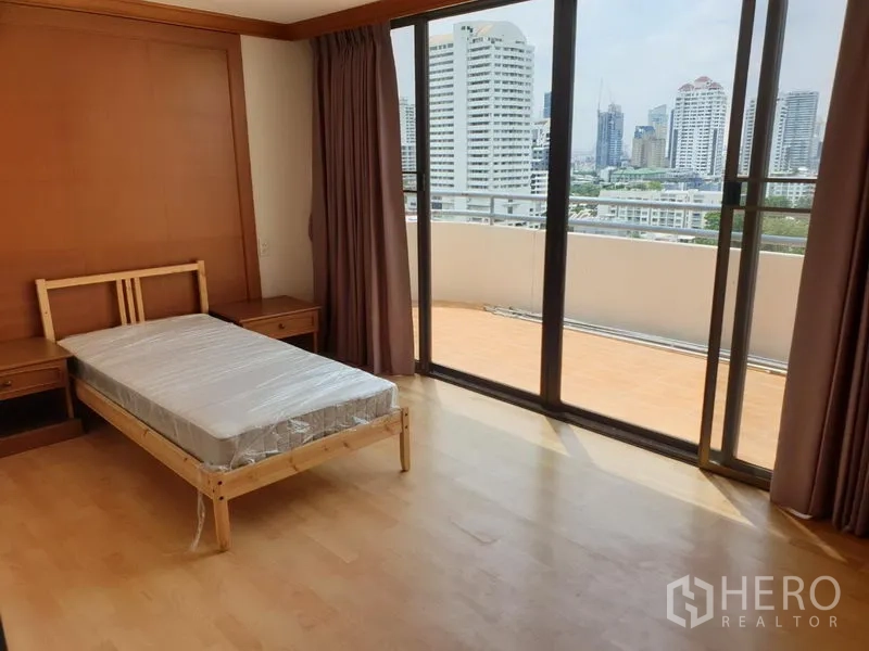คอนโด ให้เช่าในWatthana, Bangkok - ห้องนอนเตียงเดี่ยวเปิดสู่เทอเรซขนาดใหญ่ มองเห็นวิวสกายไลน์ผ่านประตูกระจกสูงจรดเพดาน