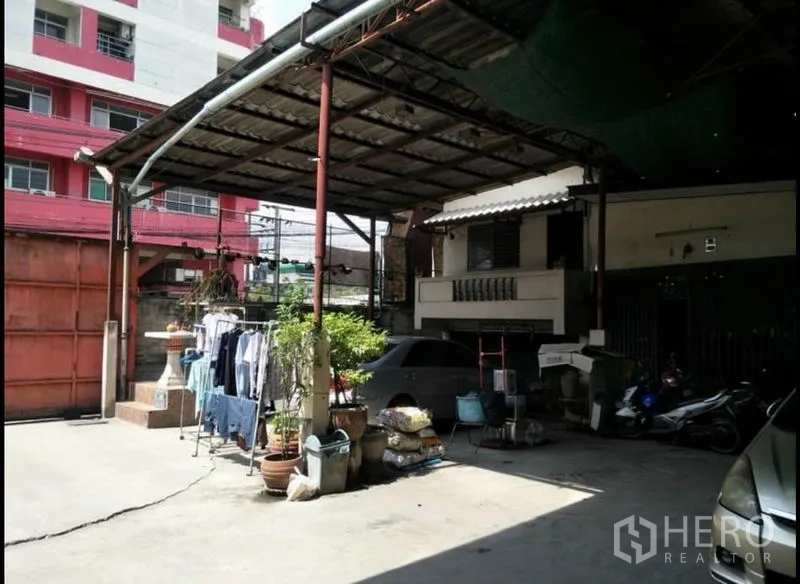 货栈 出售在Lat Krabang, Bangkok - 带顶车棚与小型办公室/宿舍区域，位于院内。