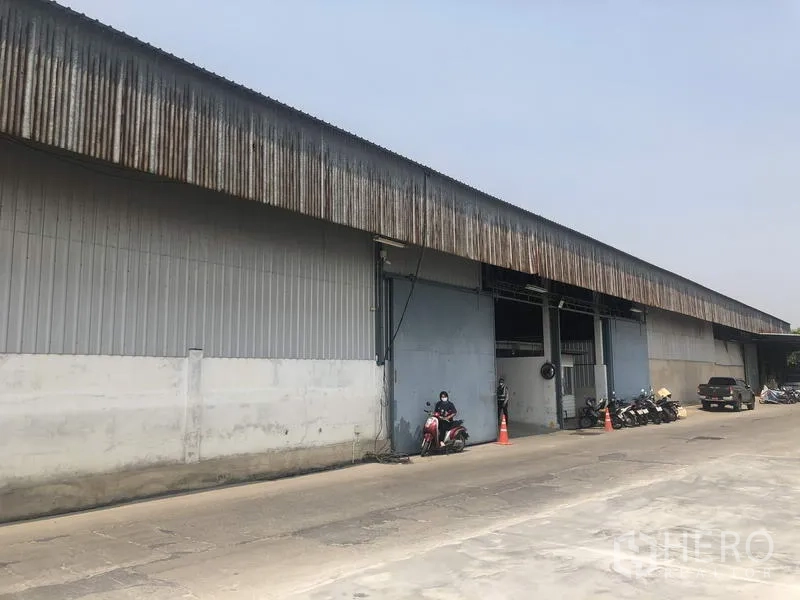 货栈 出租在Nonthaburi - 仓库侧立面，多个装卸入口与车道