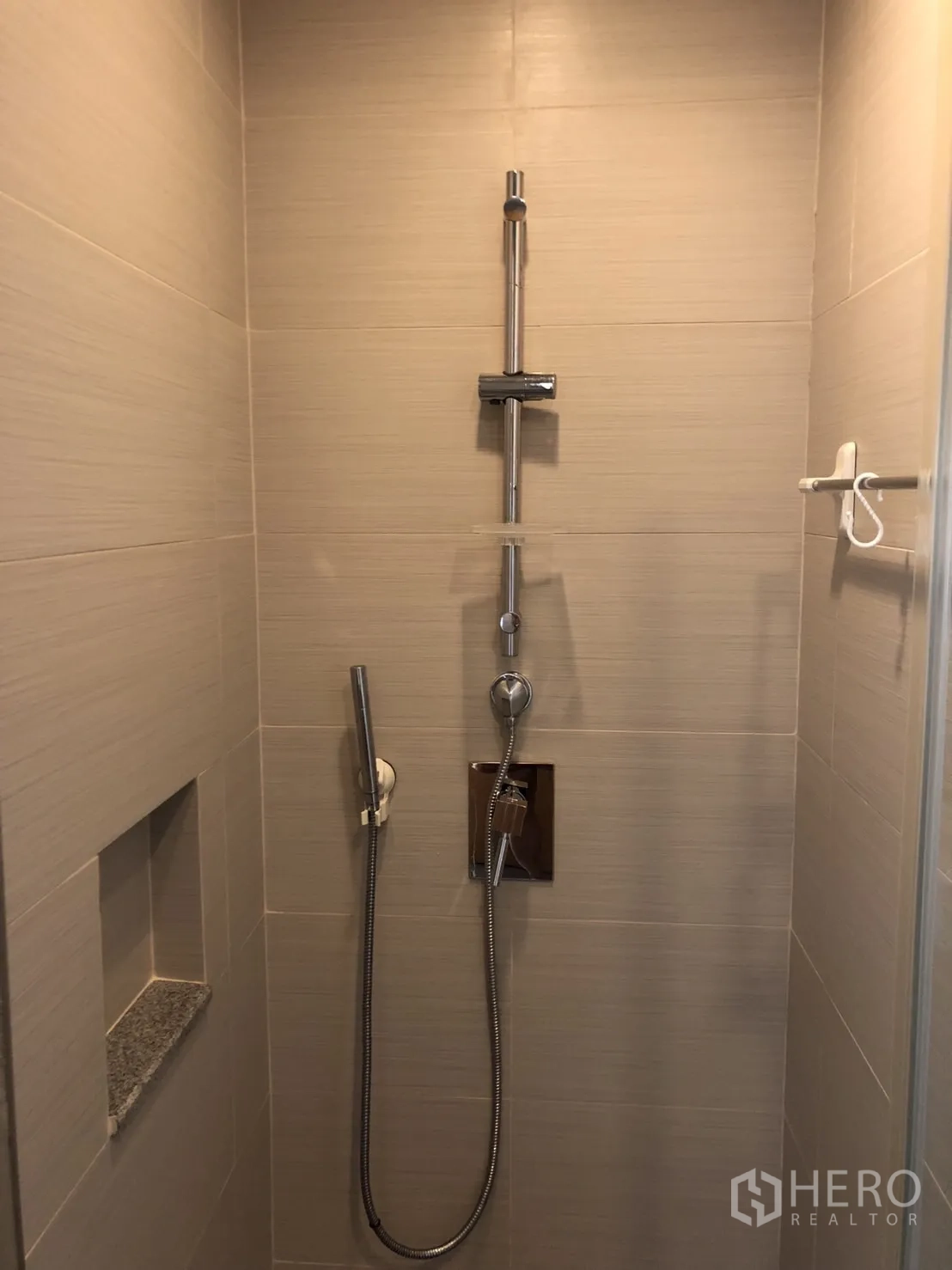Condominium for rent or sale in Khlong Toei, Bangkok - Tiled walk-in shower with handheld showerhead and recessed storage niche.