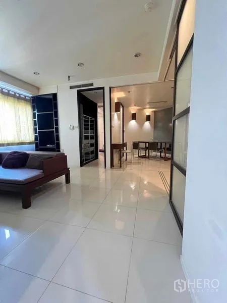 公寓 出租在Ratchathewi, Bangkok - 开放式起居餐厅，带推拉玻璃隔断与嵌灯。