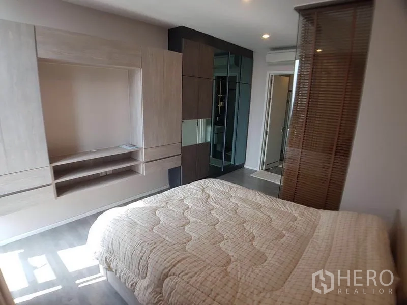 คอนโด ขายในWatthana, Bangkok - ผนังห้องนอนบิลท์อินตู้และชั้นวาง พร้อมฉากกั้นเลื่อนไปยังห้องน้ำ
