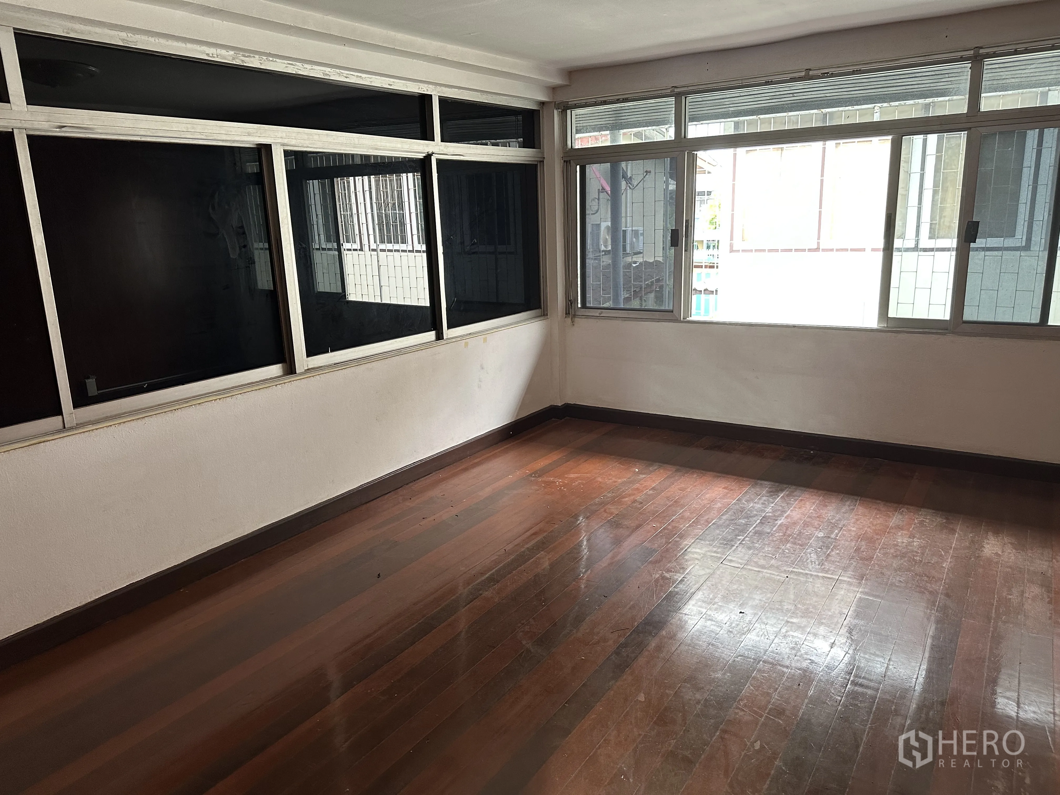 家庭办公室 for rent in Suan Luang, Bangkok - 明亮房间，木地板与滑动窗，内侧玻璃隔断。