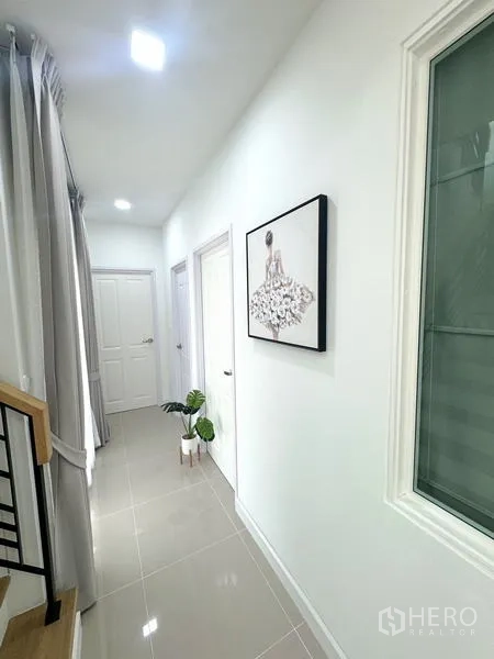 独立式住宅 出租 - 整洁走廊，白门、装饰画与筒灯。