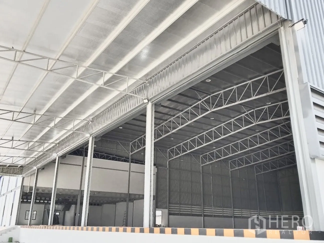โกดัง for rent in Bang Bo, Samut Prakan - พื้นที่โหลดสินค้ามีหลังคาพร้อมประตูม้วนและชานยก