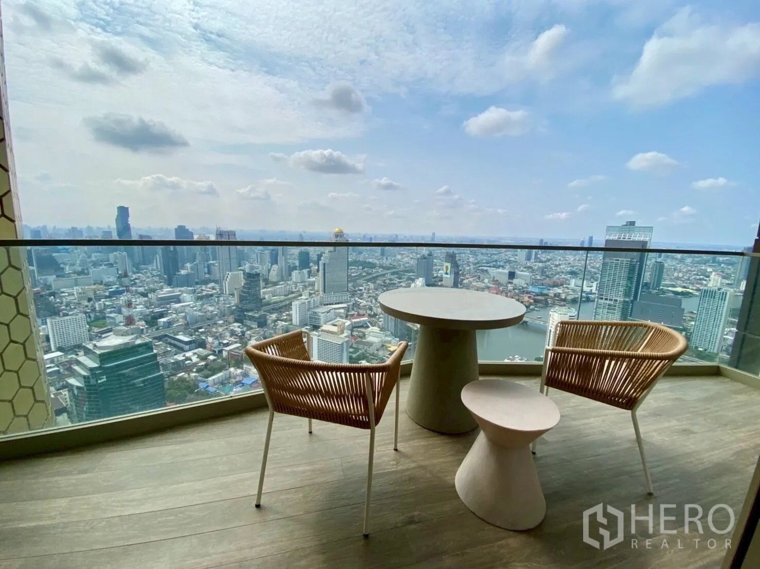 公寓 出租在Khlong San, Bangkok - 阳台座椅组合，玻璃栏杆外是河景与天际线。