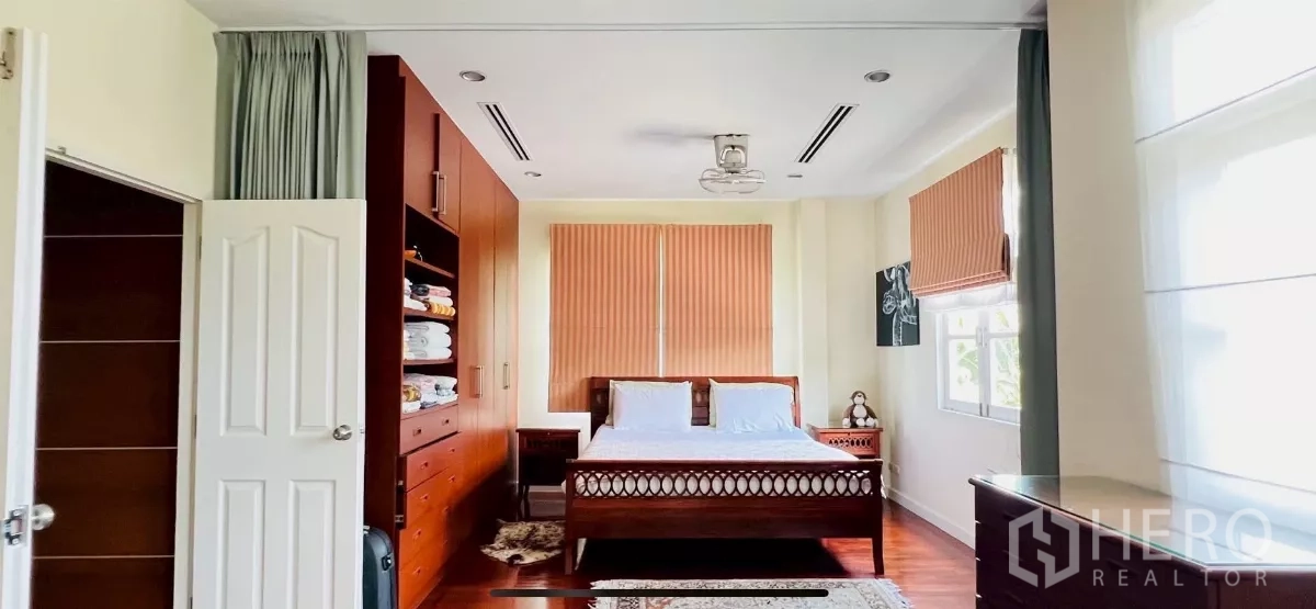 独立式住宅 出租在Prawet, Bangkok - 主卧配大面积衣柜与采光窗，通透明亮。