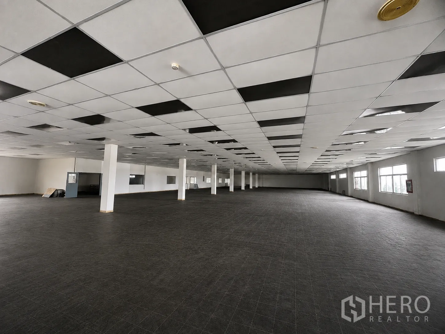 Factory for rent or sale in Wang Noi, Phra Nakhon Si Ayutthaya - Large production hall with tiled floor, window rows, and suspended ceiling across multiple bays.