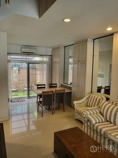 联排别墅 出租在Wang Thonglang, Bangkok - 开放式客餐区，推拉门连接露台与小花园