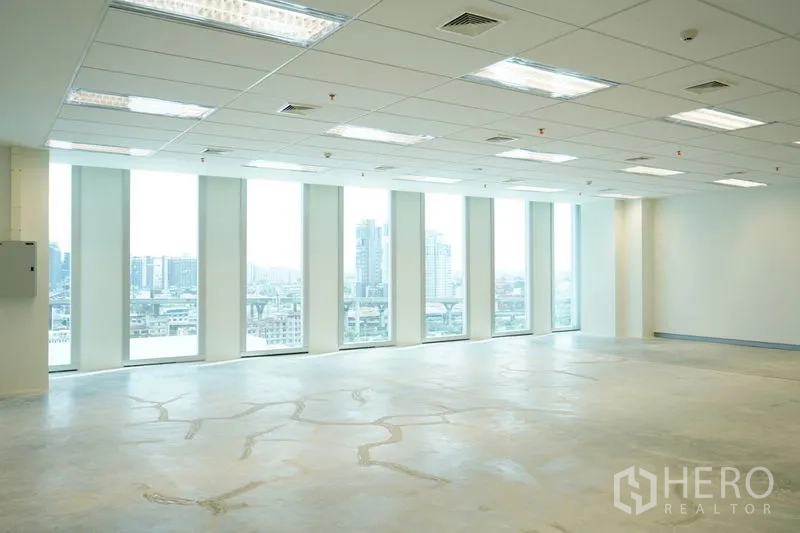 Office Space for rent in Bang Na, Bangkok - Corner office area featuring panoramic city views through vertical full‑height glazing.