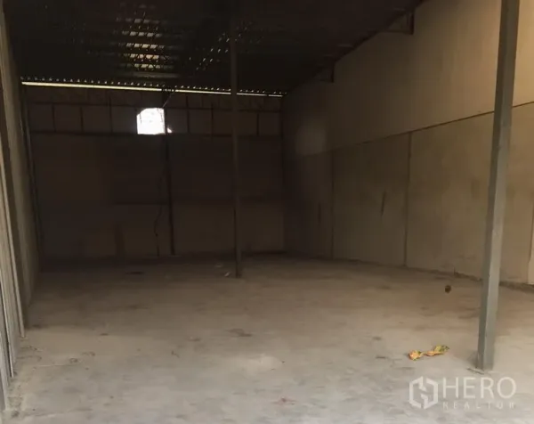 Warehouse for rent in Khlong Luang, Pathum Thani - Empty warehouse interior with high ceiling, steel trusses, and concrete floor ready for storage or operations.