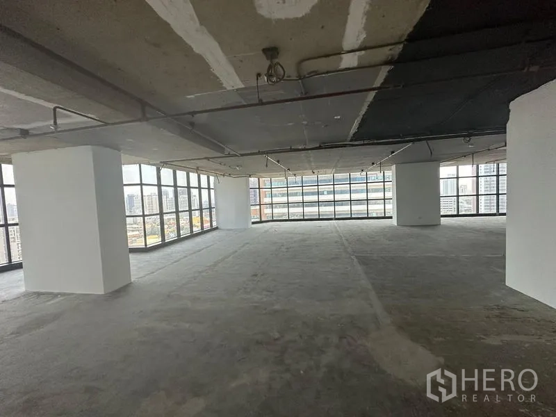 办公空间 出租 - 开放式毛坯办公室，转角落地窗，欣赏艾卡迈天际线景观