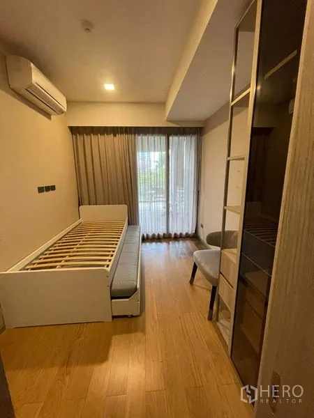 公寓 出租或出售在Watthana, Bangkok - 第二卧室，单人床架、衣柜并连通阳台。