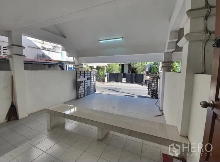 联排别墅 出租在Watthana, Bangkok - 有顶车棚与前廊，面向安静小巷。