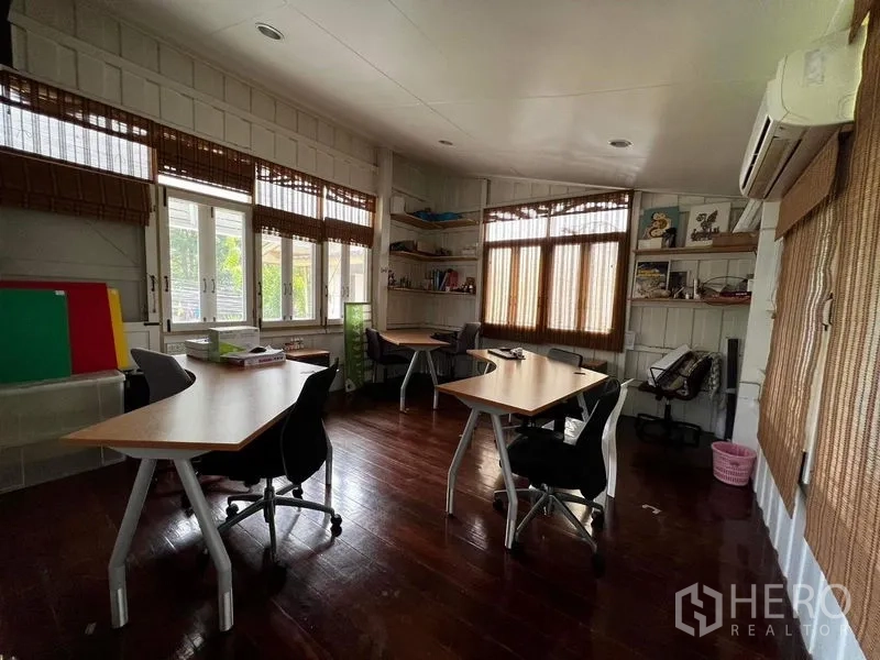 ทาวน์เฮาส์ ให้เช่า - ห้องทำงานมุมกว้าง มีหน้าต่างสองด้านและโต๊ะทำงานหลายตัว